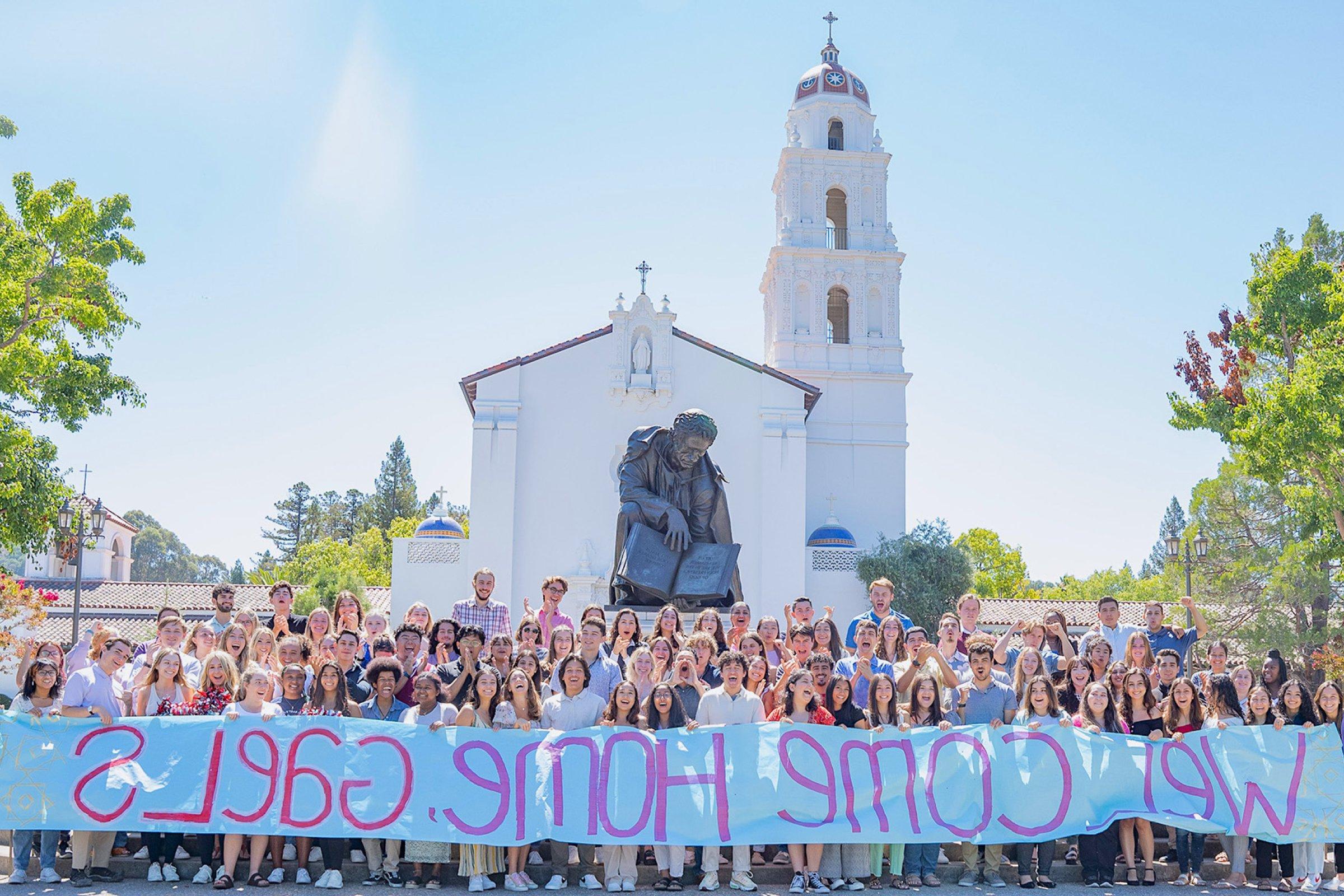 学生们在SMC教堂前举着“欢迎回家，盖尔人”的牌子