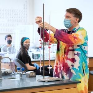一位教师在科学实验中的动作镜头